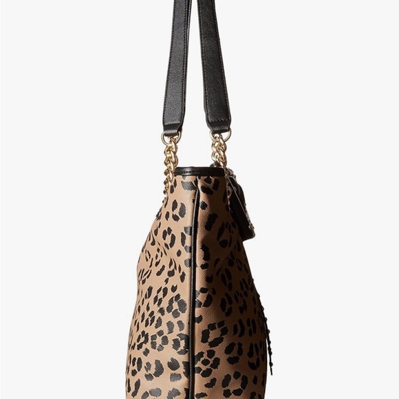 Closure type
Clamp
Outer material
Leather
Style
Tote Bag
Number of pockets
3 - Picture 4 of 9